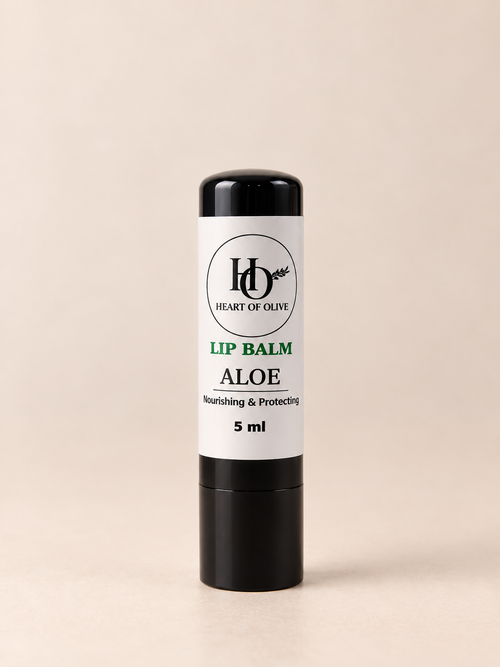 Ενυδατικό βάλσαμο χειλιών Heart of Olive με αλόη και κερί μέλισσας σε σωληνάριο 5 ml, φυσική φροντίδα για τα χείλη.